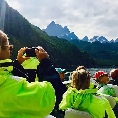 Lofoten Glamping 2*